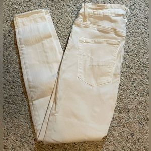 White American Eagle skinny jeans.